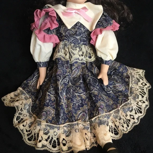 VINTAGE Porcelain Doll - Picture 6 of 16